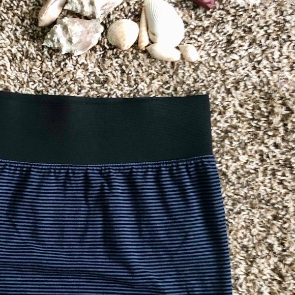 Black and Blue mini skirt - Picture 4 of 4